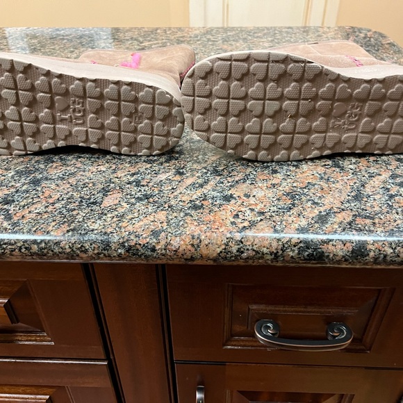 I Love UGG suede boots - Picture 3 of 3